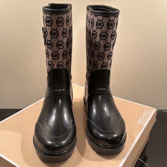 Michael Kors monogram mid rain boot with rubber soles - Picture 5 of 8